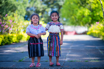 Retrato de dos  hermosas  niñas  indígena con un colorido vestido San Pedro Sacatepequez, Guatemala. 
