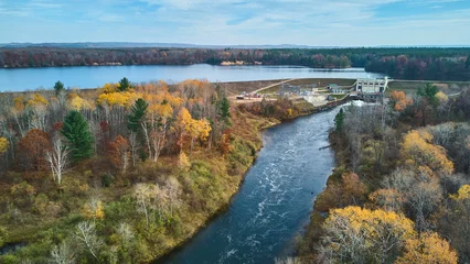 Photo sur Plexiglas Plage de Camps Bay, Le Cap, Afrique du Sud Muted fall colors in late fall aerial over Michigan river and lake with dam