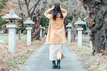 神社と女性　 shrine