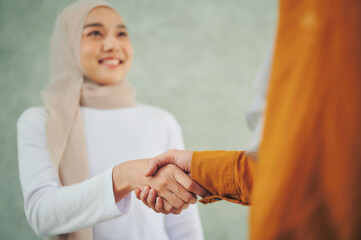 Obraz na płótnie Canvas Muslim women's business handshake.