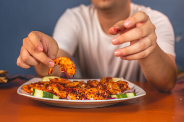 Deliciosos camarones adobados a la plancha servidos en un plato