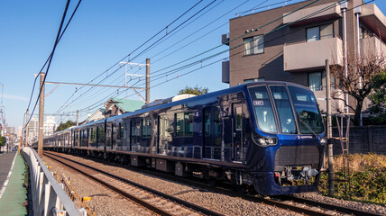 Obraz premium 都会を走る通勤電車