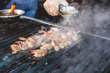 Deliciosos camarones adobados a la plancha servidos en un plato