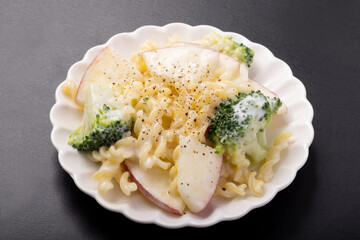 りんごとブロッコリーのマカロニサラダ