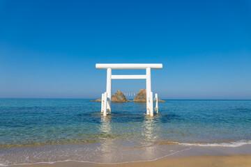 桜井二見ヶ浦の白い鳥居（福岡県糸島市）