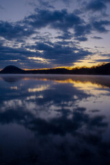 夜明けの湖の水面に反射する空。日本の北海道の屈斜路湖。