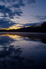 Obraz premium 夜明けの湖の水面に反射する空。日本の北海道の屈斜路湖。