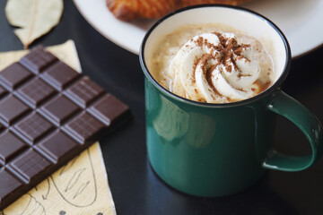 ホイップクリームがのったカフェモカ