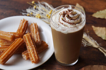 ホイップクリームがのったカフェラテ