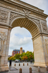 Obraz premium New York City Washington Square Park limestone arch looking into fall park