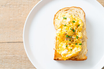 bread toast with scramble egg