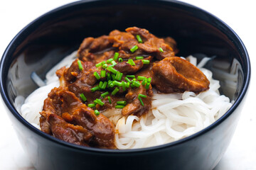 meat with sauce served with rice noodles