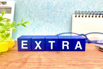 EXTRA(エクストラ)の文字と机