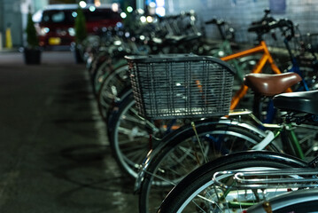 Naklejka na ściany i meble 夜の駐輪場の自転車