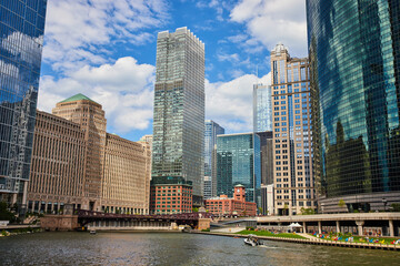 Naklejka premium Skyscrapers line Chicago ship canals at bend