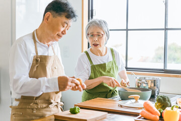 高齢者男性の料理に心配して文句・指摘するアジア人高齢者女性
