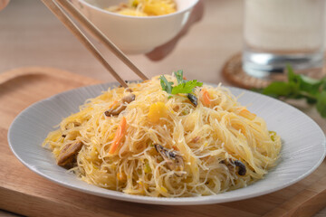 Rice vermicelli noodles stir-fried with boiled pumpkin.