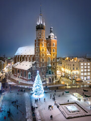 Krakowski Kościół Mariacki w święta nocą z choinką