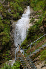Treppe am Wasserfall in der Höllschlucht, Nesselwang, Allgäuer Alpen,  Allgäu, Bayern,...