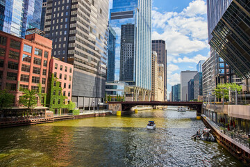 Fototapeta premium Ship canals of Chicago lined with skyscrapers