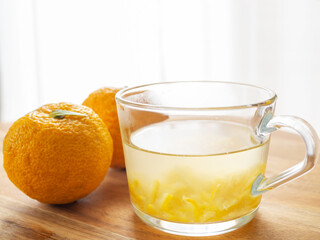 柚子の果実とグラスのカップに入った柚子茶