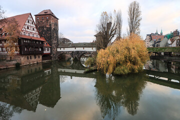 Fototapeta na wymiar Romantisches, mittelalterliches Nürnberg im Spätherbst; Blick von der Maxbrücke auf Weinstadl, Wasserturm, Henkerhaus, Henkerturm und Henkersteg