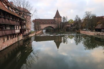 Fototapeta premium Mittelalterliches Nürnberg im Spätherbst; Blick von der Maxbrücke zum Hallertor