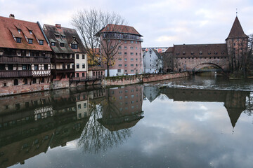 Mittelalterliches Nürnberg; Pegnitzufer an der Unterkreuzgasse mit Hallertorbrücke