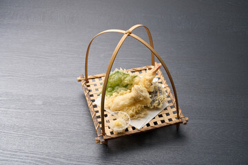 日本料理、海鮮と野菜の天ぷら盛り合わせ