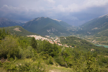Obraz premium Thunderclouds over Civitella Alfedena at Lago di Barrea in the Abruzzo, Lazio and Molise National Park in Italy.
