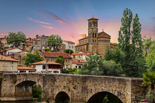 Clisson. Eglise Notre-Dame et Pont de la Vall&eacute;e sous soleil couchant. Loire-Atlantique. Pays de la Loire
