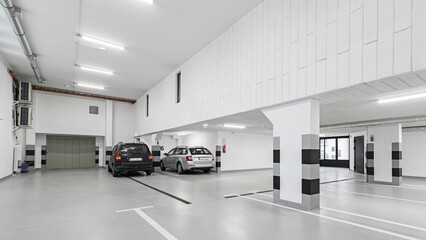 Garaż podziemny z miejscami parkingowymi z zatłoczonym centrum miasta. Europa. Polska