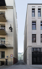 Widok na ulice w centrum miasta. Polska. Lublin. Odnowiona kamienica w mieście © ErOn