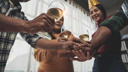 Obraz premium Cheers! Young happy friends are toasting at the party at home. All wearing casual clothes and having fun together