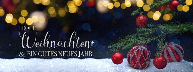 Frohe Weihnachten & ein gutes neues Jahr Banner Hintergrund Grußkarte - Rote Christbaumkugeln an Christbaum mit Bokeh Lichtern und Schnee.