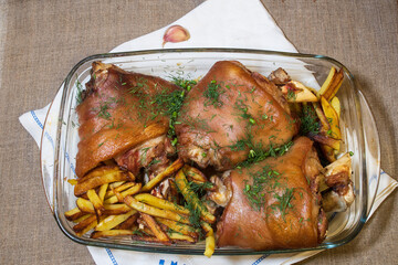 Pork knuckle with potatoes