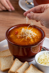 Caldos servidos em cumbucas,com torradas e talheres