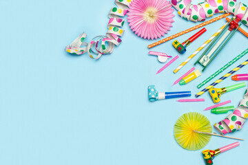 Composición para fiesta, cumpleaños con accesorios coloridos sobre un fondo celeste liso y...