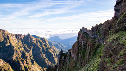 Obraz premium Hiking from Pico do Arieiro to Pico Ruivo