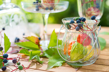 Herbstlicher Tischschmuck in Gläsern