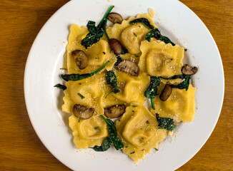 chicken ravioli with sauteed spinach and mushrooms
