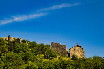 Fototapeta na wymiar castle in the mountains