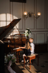 Duet of the piano of kids pianist