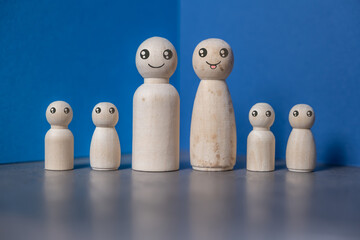 pion de bois famille papa, maman et les enfants sur fond bleu
