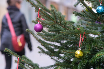 Nahaufnahme einer weihnachtlich geschmückten Nordmanntanne mit goldenen und pinken und bunten...