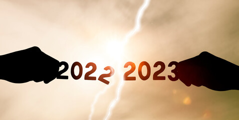 Die Jahreszahlen 2022 und 2023 in zwei Händen