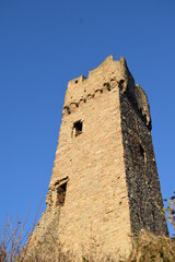 Fototapeta na wymiar eckiger Burgturm, Philippsburg Monreal