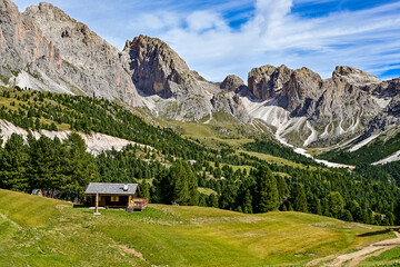 Panorama vom Gipfel des Col Raiser mit Blick auf die Berge in den Dolomiten, in Santa Cristina,...