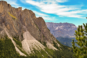 Fototapeta na wymiar Panorama vom Gipfel des Col Raiser mit Blick auf den Langkofel in den Dolomiten, in Santa Cristina, Valgardena, Bozen, Südtirol Italien