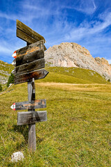Wegweiser Almwiese mit Berge und Wanderwege auf Col Raiser mit Blick auf die Berge in den Dolomiten, in Santa Cristina, Valgardena, Bozen, Südtirol Italien	